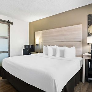 King Room Bath Tub Mobility Accessible or Non-Smoking